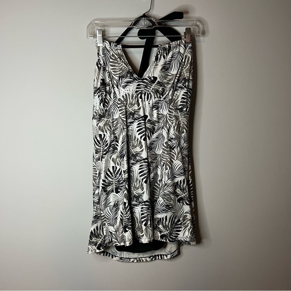 Women’s Simply Fit black and white banana leaf printed one piece swim suit 1X